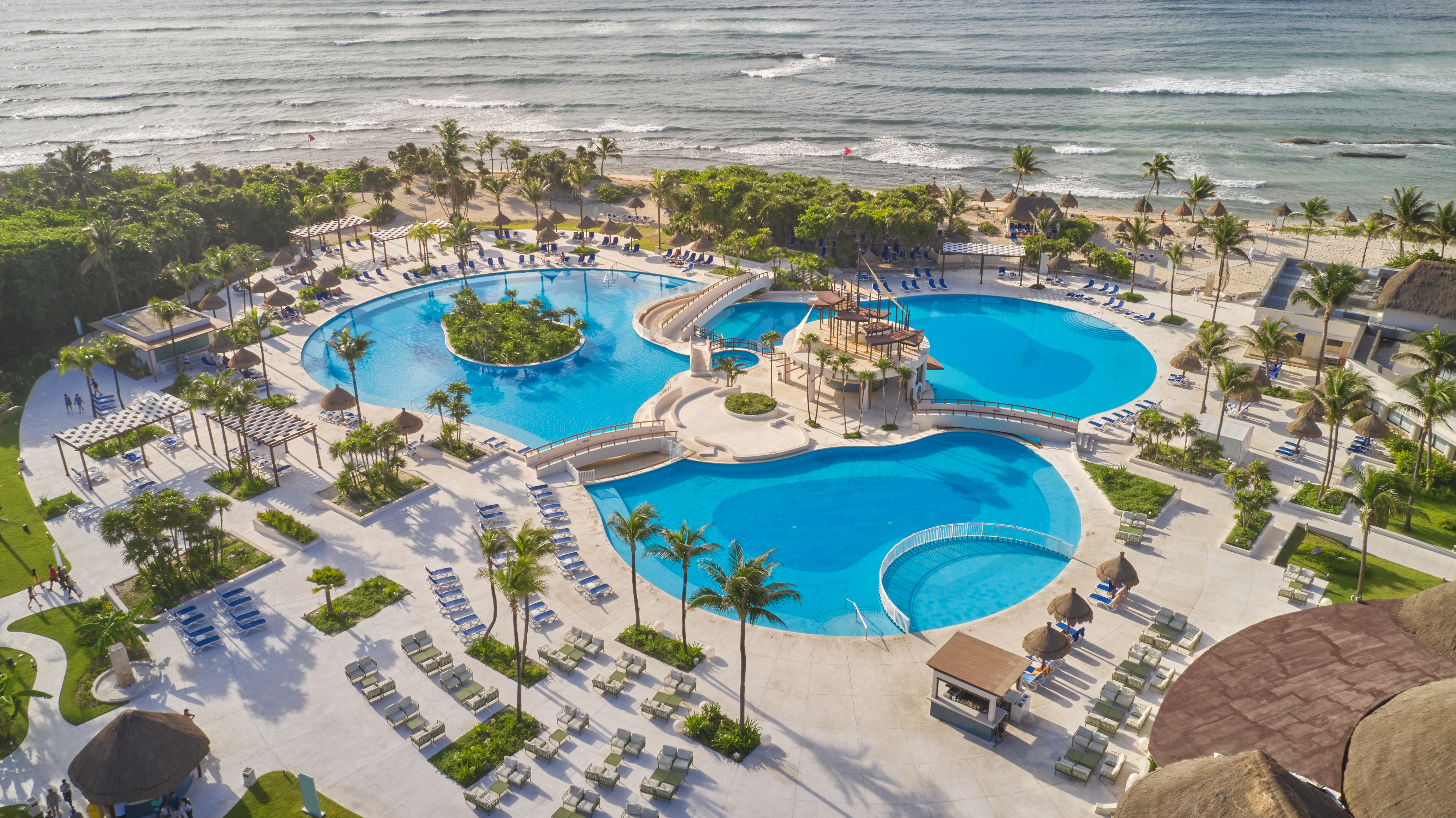 Image: http://www.bookyourweddingday.com/images/media/uploadfiles/BPGTUL_POOLBAR_LAISLA_MEX_013.jpg