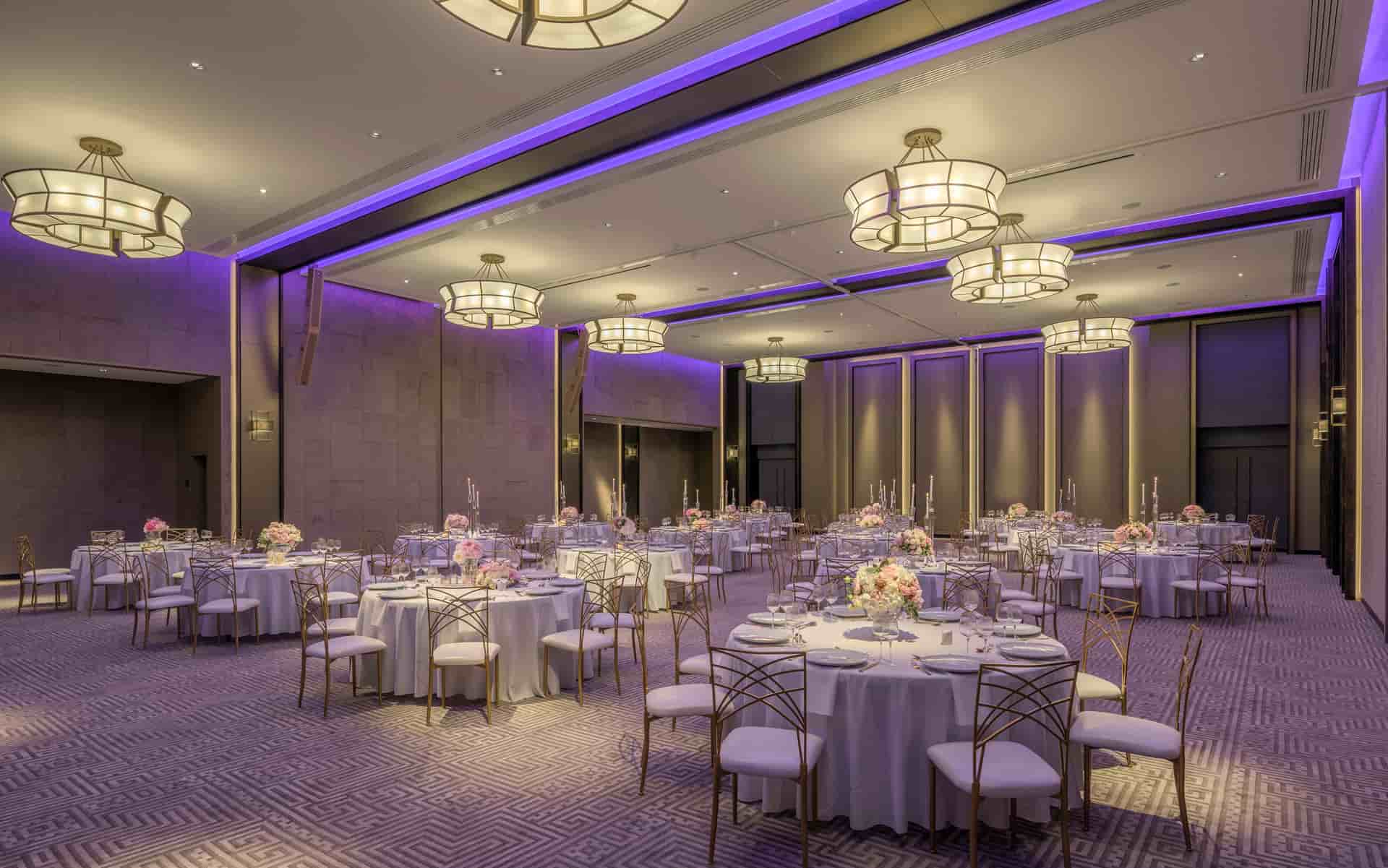 Image: http://www.bookyourweddingday.com/images/media/uploadfiles/Ballroom-Wedding-set-up-2-v2-NEW-1920x1201-ss.jpg