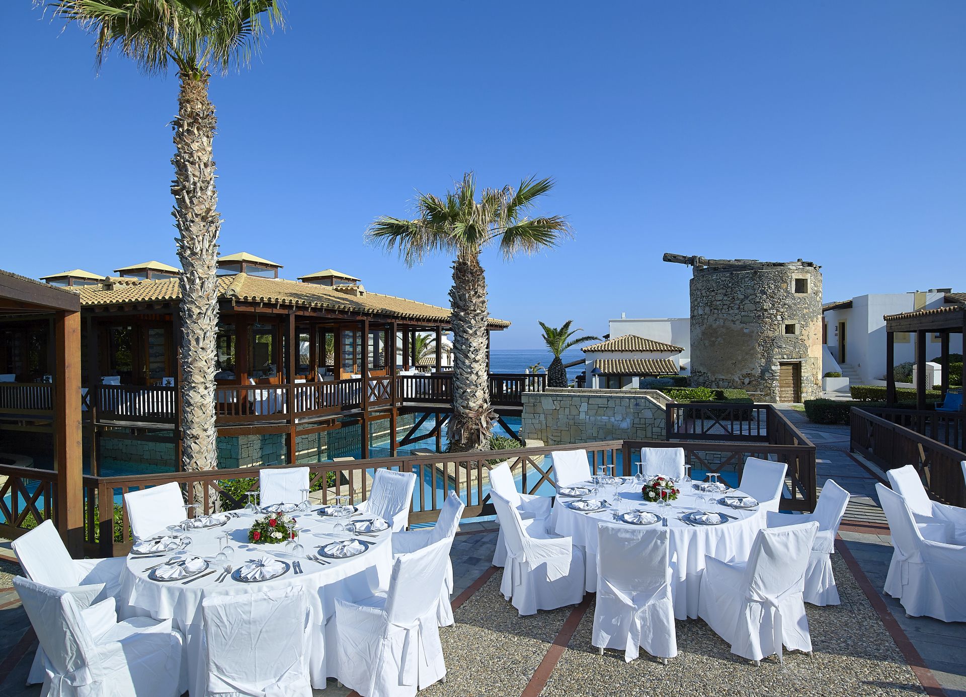 Image: http://www.bookyourweddingday.com/images/media/uploadfiles/Fontana-Amorosa_CF069327_Serfas.jpg