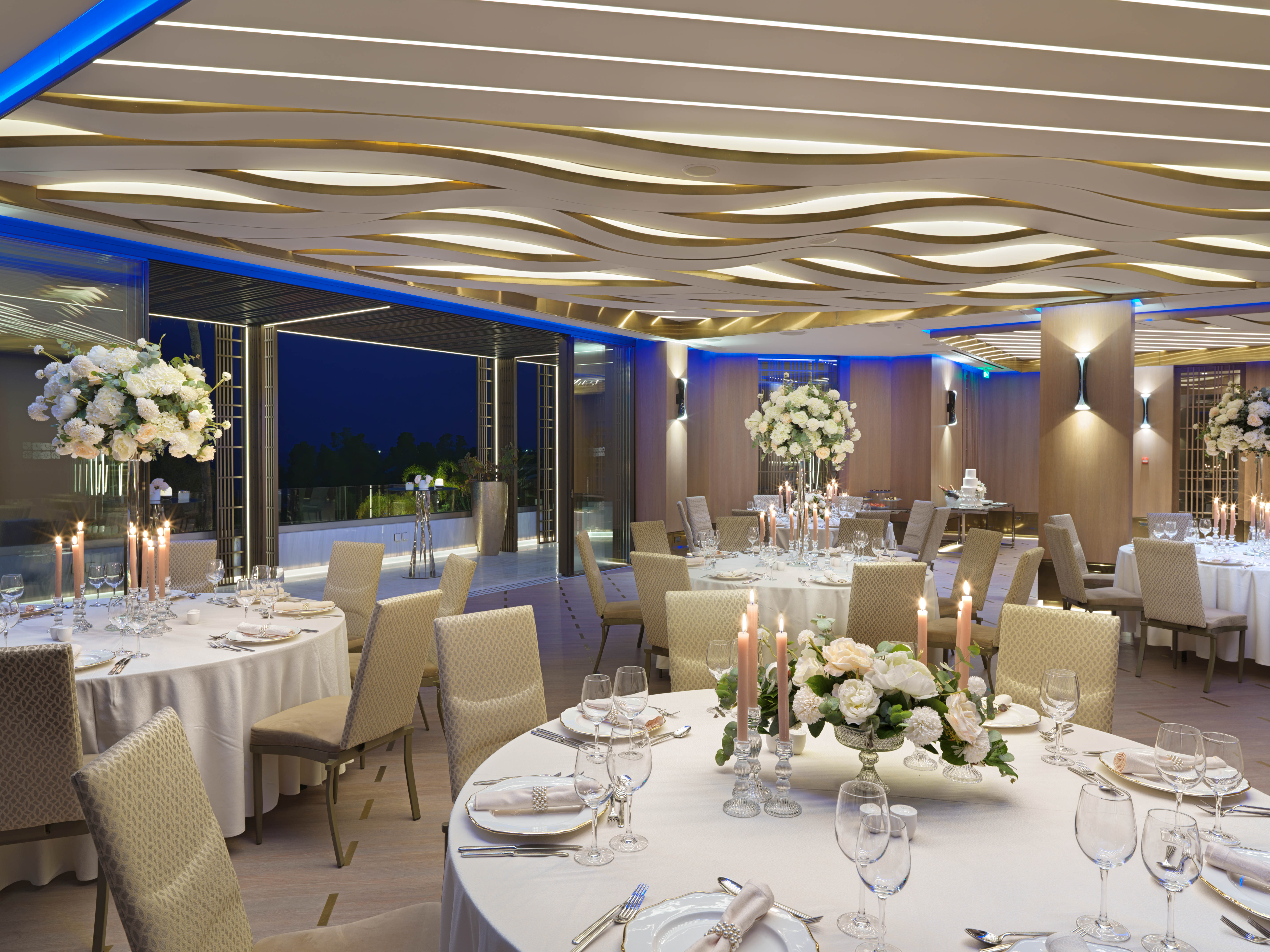 Image: http://www.bookyourweddingday.com/images/media/uploadfiles/FourSeasonsCyprus-FourSeasonsRoomEvent2.jpg