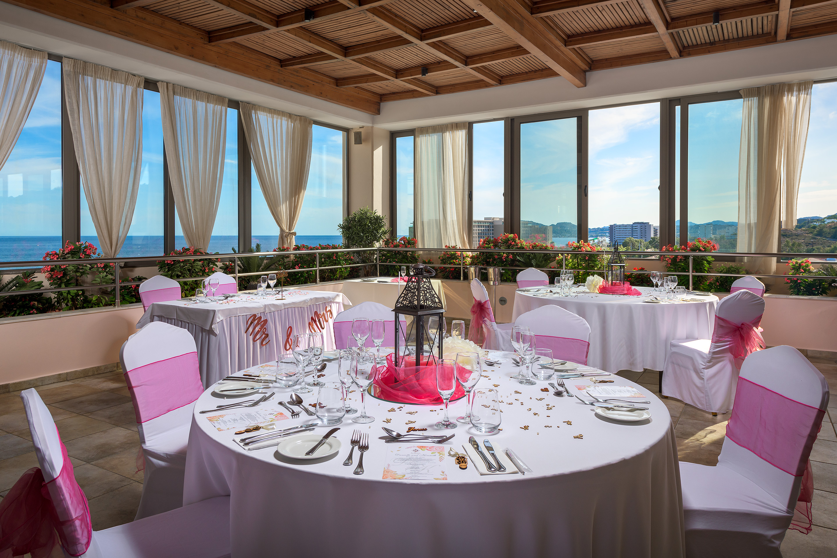 Image: http://www.bookyourweddingday.com/images/media/uploadfiles/Letoile-Wedding-1.jpg