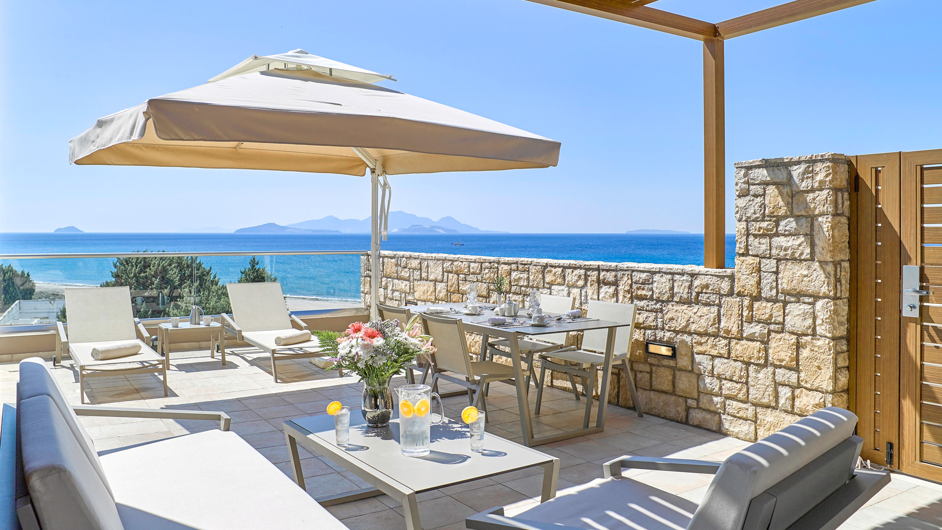 Image: http://www.bookyourweddingday.com/images/media/uploadfiles/blv-ExecutiveSuiteTerrace1.jpg