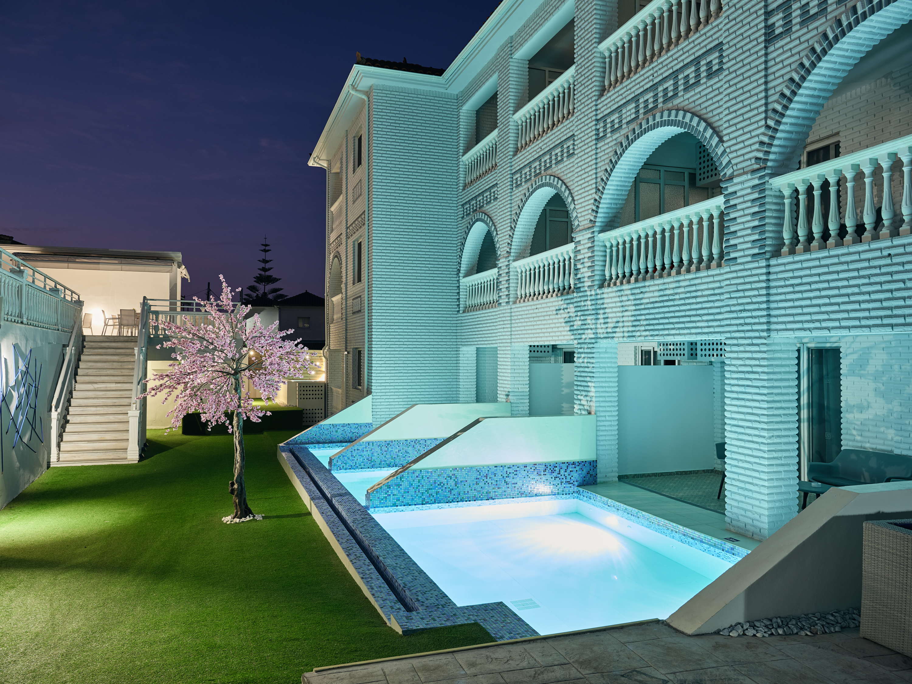 Image: http://www.bookyourweddingday.com/images/media/uploadfiles/maiandros-3.jpg