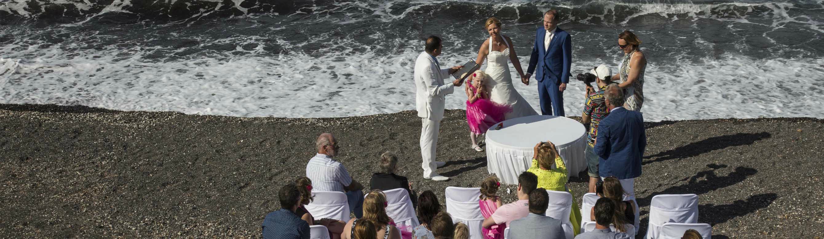 Book your wedding day in En Plo Boutique Suites Santorini