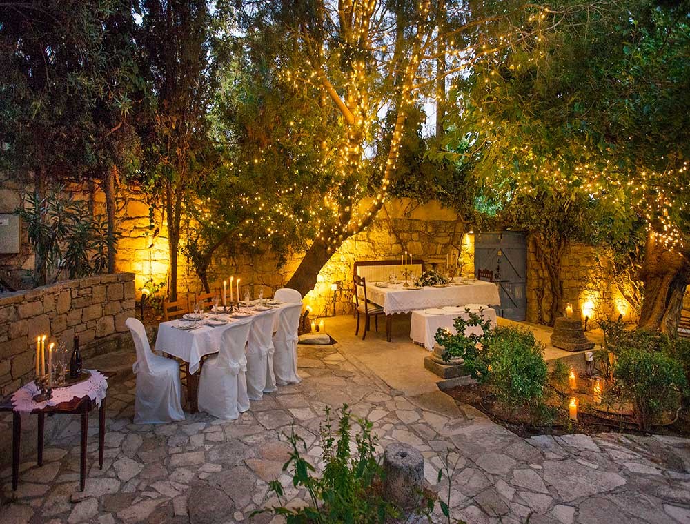 Book your wedding day in Cecilia's Courtyard