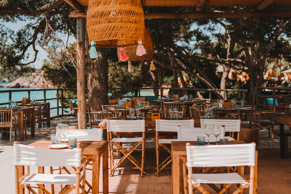 Book your wedding day in Bohemian Seascape - UM Chambao