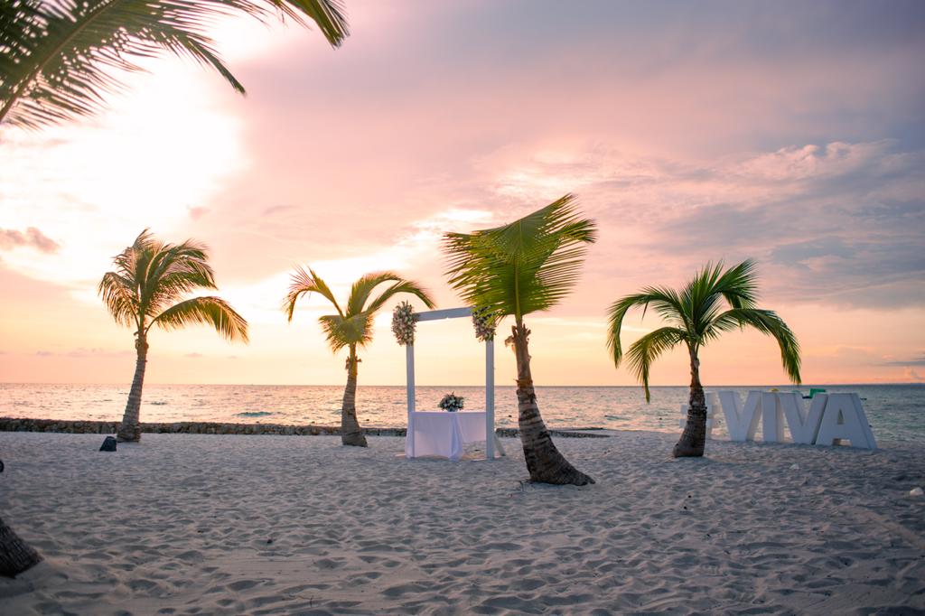 Book your wedding day in Viva Wyndham Dominicus Beach