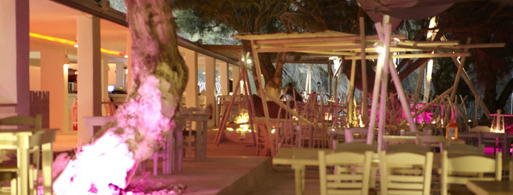 Book your wedding day in Demilmar Beach Restaurant Bar Santorini